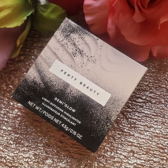 Fenty Beauty Light-Diffusing Highlighter Pretty Pearlz (Pearlescent Glow) - Picture 10 of 13